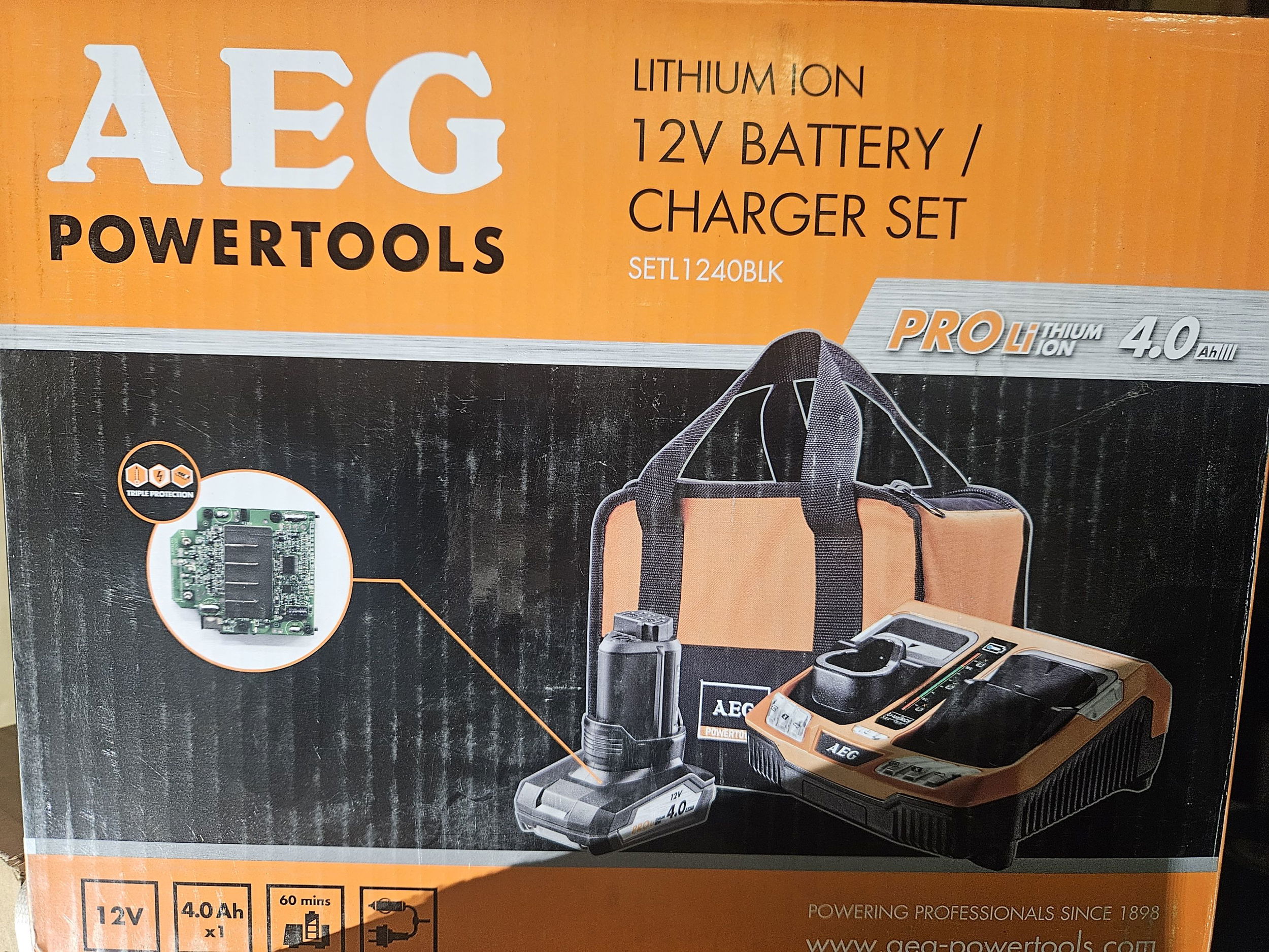 AEG akkumulátor plussz töltő 12V/4Ah táskában termék fő termékképe